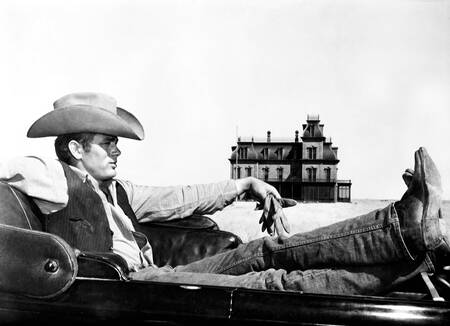 安东尼·霍普金斯饰演的角色说：“爆炸新闻/爆炸性丑闻千年来